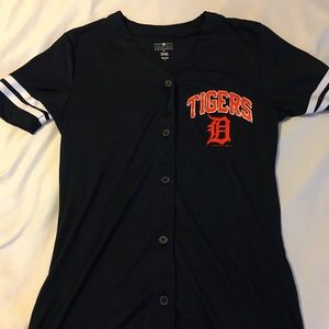 Detroit Tigers Burton up Jersey shirt. Hooters game day shirt